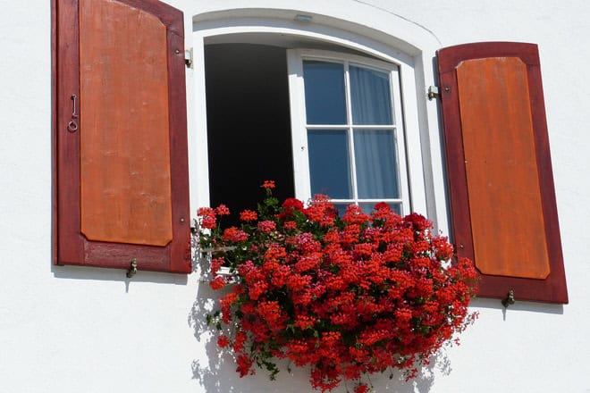 Pulizie di primavera in camera da letto consiglio: arieggia la stanza il più possibile!